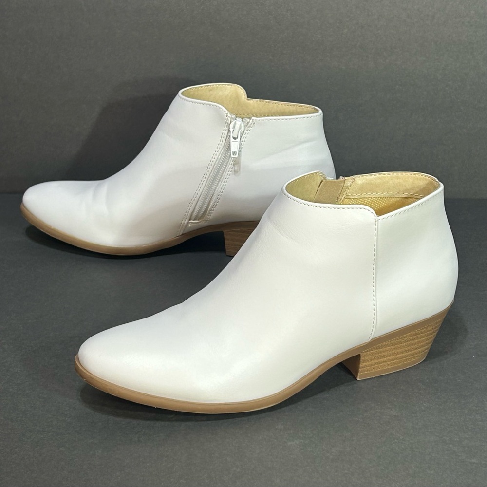 SODA White Boots Shoes Ankle Heel Faux Leather Zip Closure Size 7